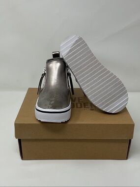 Steve Madden Silver Metallic Low-Top Slip-On ankle boots with Zippers booties 9